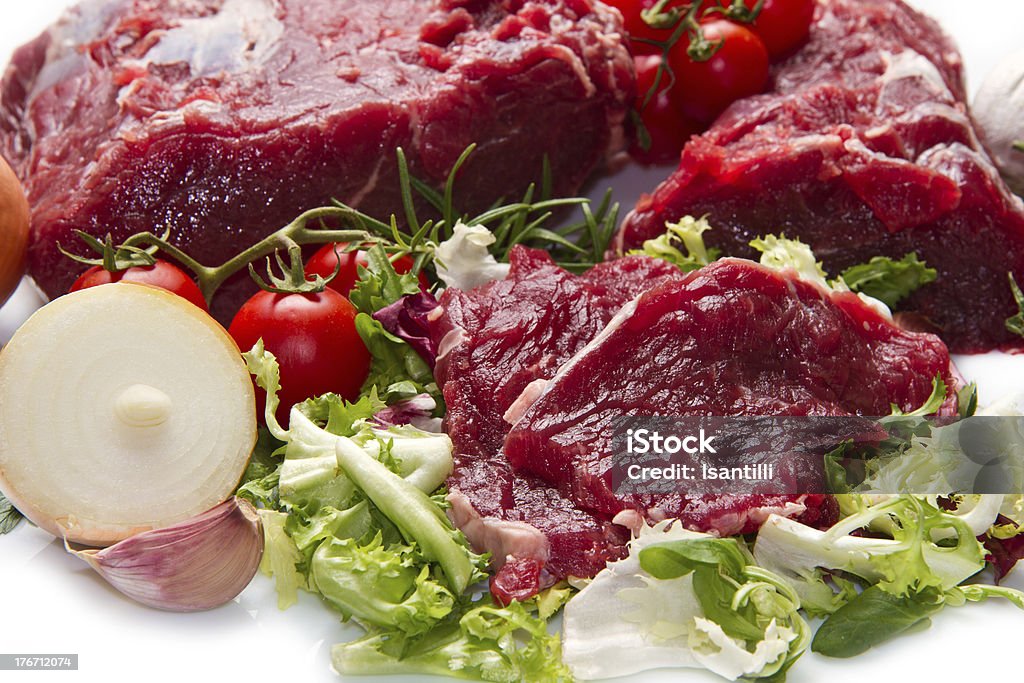 Pedaços grandes de carne vermelha isolada sobre fundo branco - Foto de stock de Alecrim royalty-free