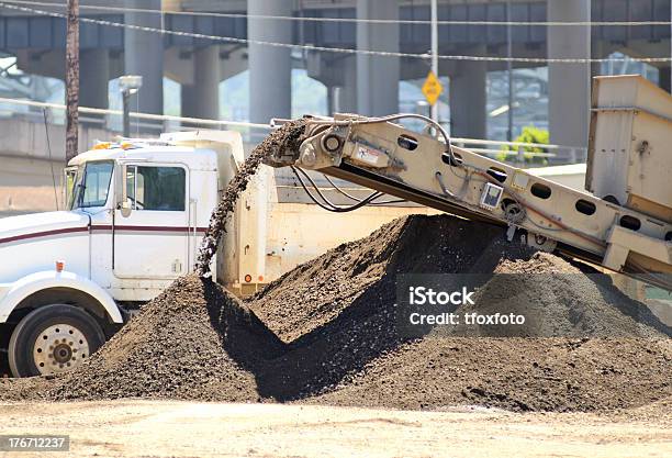 Foto de Esteira e mais fotos de stock de Amontoamento - Amontoamento, Aço, Caminhão