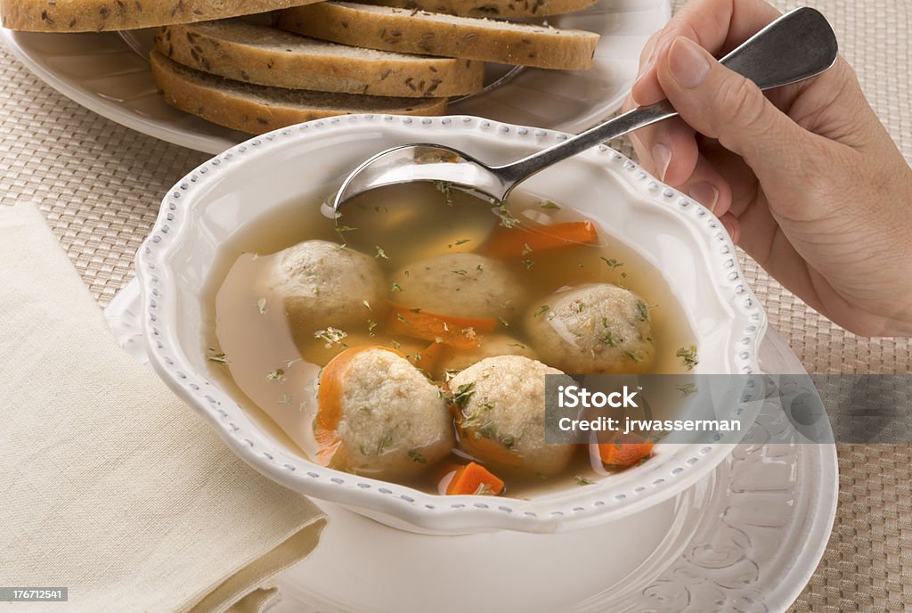 Judía Matzah tradicional plato de sopa de bola de pascua judía - Foto de stock de Shabat judío libre de derechos