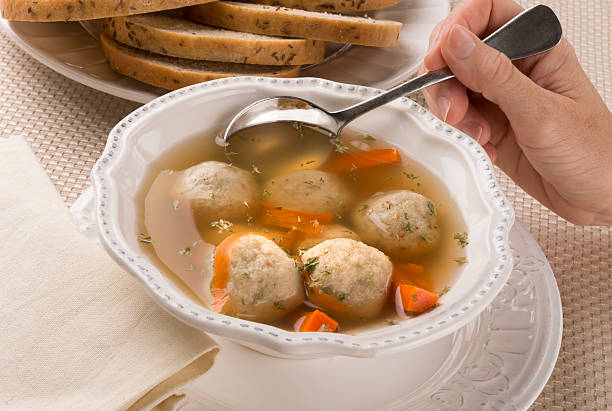 tradycyjne jewish pesach danie matzah zupa z piłką - matzo ball hebrew script food dumpling zdjęcia i obrazy z banku zdjęć