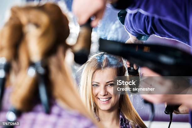 Photo libre de droit de Reflet Dune Femme Souriante banque d'images et plus d'images libres de droit de Bonheur - Bonheur, Plan rapproché, Salon de coiffure