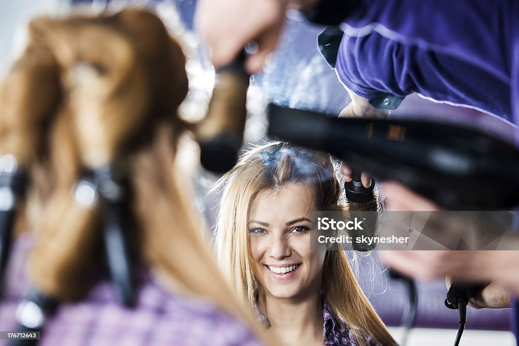 Reflexo de uma mulher sorridente. - Foto de stock de Felicidade royalty-free