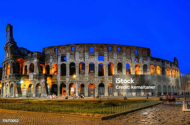Koloseum W Rzymie Przez Noc - zdjęcia stockowe i więcej obrazów Amfiteatr - Amfiteatr, Antyczny, Architektura