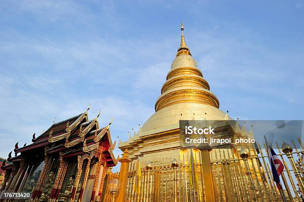 Foto de Pagode Dourado e mais fotos de stock de Arquitetura - Arquitetura, Budismo, Cultura Tailandesa