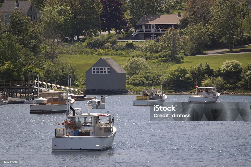 Maine barcos de pesca em uma tranquila enseada - Foto de stock de Barco de Pesca de Camarões royalty-free