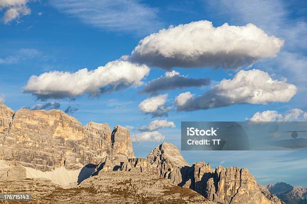 Photo libre de droit de Dolomites Montagnes banque d'images et plus d'images libres de droit de Abrupt - Abrupt, Admirer le paysage, Alpes européennes