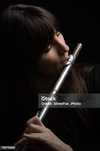 Foto de Flauta Jogador Reciting Com Emoção e mais fotos de stock de Fundo preto - Fundo preto, Orquestra, Adulto