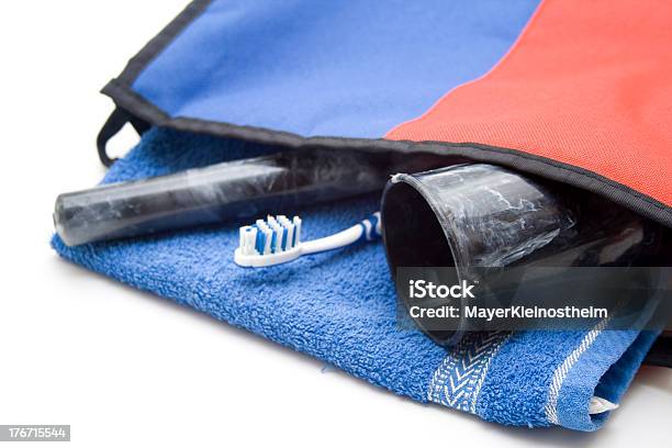 Foto de Cosméticos Bolsa Com Escova De Dentes E Caneca e mais fotos de stock de Azul - Azul, Beleza, Bolsa - Objeto manufaturado