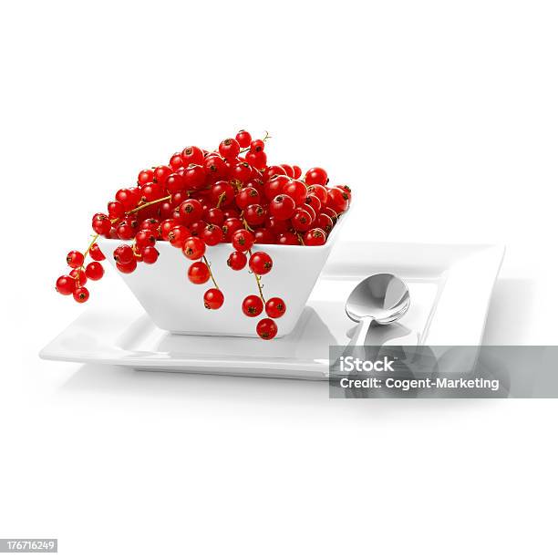 Grosellas Rojas Foto de stock y más banco de imágenes de Alimento - Alimento, Blanco - Color, Brillante