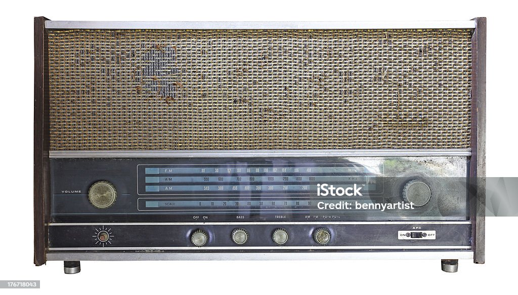Vintage radio isolato su sfondo bianco, percorso clip - Foto stock royalty-free di Altoparlante - Hardware audio