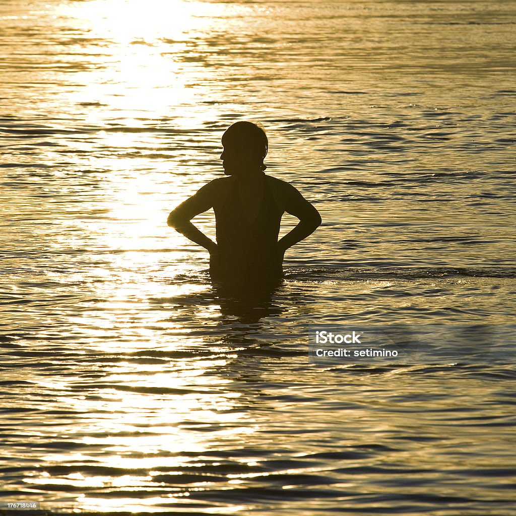 Mulher de silhueta de natação no pôr-do-sol - Foto de stock de Sunset Beach - Havaí royalty-free