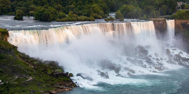 tardo pomeriggio colpo elevato delle cascate americane illuminate dal sole, cascate del niagara - bridal veil falls niagara foto e immagini stock