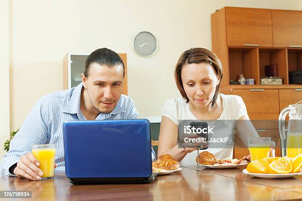 Erwachsenen Paar Mit Elektronischen Geräte Für Das Frühstück Stockfoto und mehr Bilder von Ausrüstung und Geräte