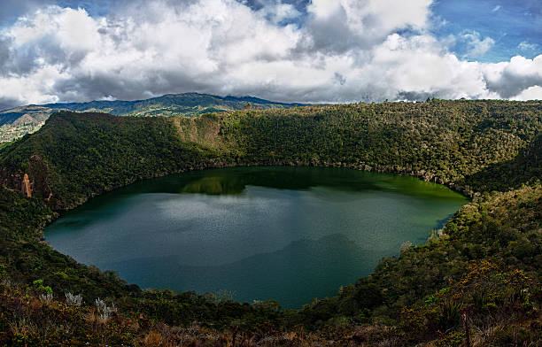 belo lago guatavita - lagoon - fotografias e filmes do acervo