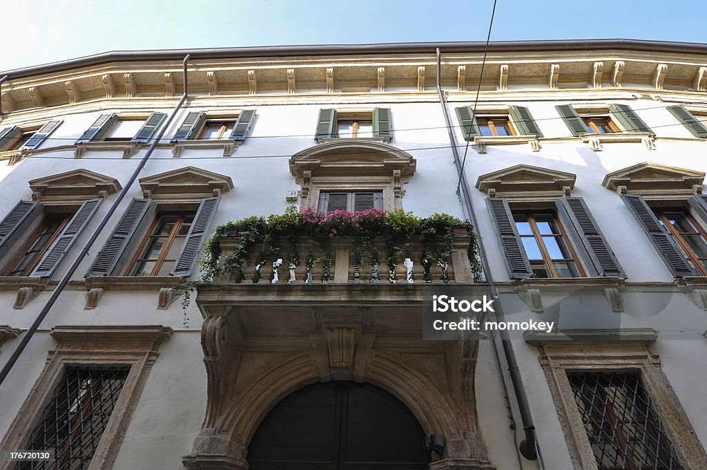 Balcone fiorito di Verona Italia - Foto stock royalty-free di Antico - Condizione