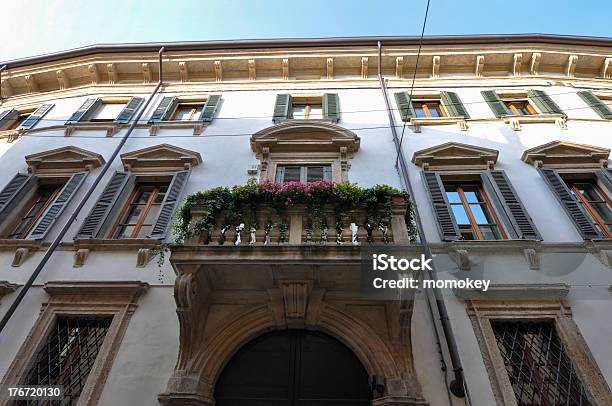 Balcone Fiorito Di Verona Italia - Fotografie stock e altre immagini di Antico - Condizione - Antico - Condizione, Appartamento, Balcone