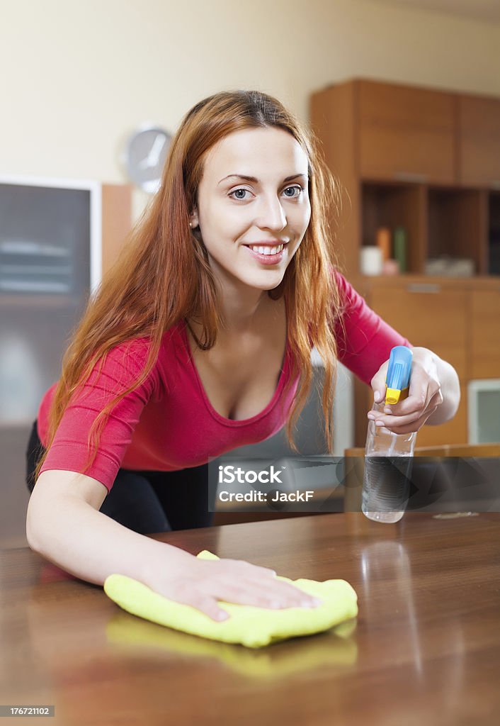 Feliz de pêlo comprido vermelho Menina de pulverização na tabela - Royalty-free 20-24 Anos Foto de stock