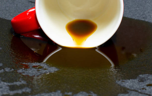 verschüttete kaffeetassen auf schwarzem hintergrund. - coffee cup flash stock-fotos und bilder