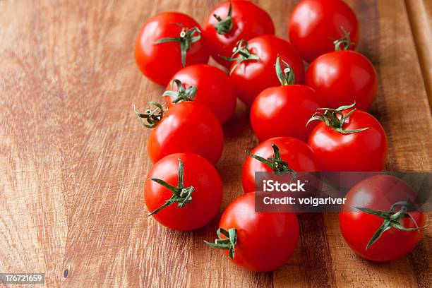 Pomidory W Drewniane Deska Do Krojenia - zdjęcia stockowe i więcej obrazów Bez ludzi - Bez ludzi, Czerwony, Deska