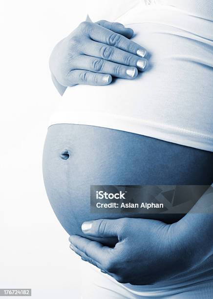 Embarazada Foto de stock y más banco de imágenes de Abdomen - Abdomen, Abdomen humano, Abrazar