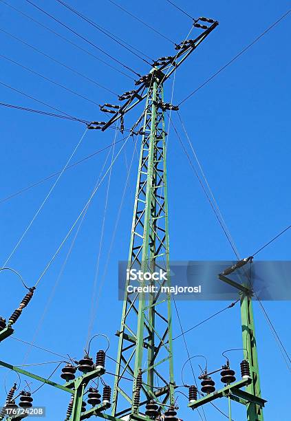 Traliccio Elettrico - Fotografie stock e altre immagini di Ambientazione esterna - Ambientazione esterna, Blu, Cavo - Componente elettrico