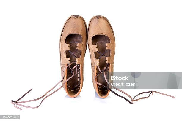 Foto de Calçados Feitos À Mão e mais fotos de stock de Arte e Artesanato - Assunto - Arte e Artesanato - Assunto, Branco, Chinelo - Sapato