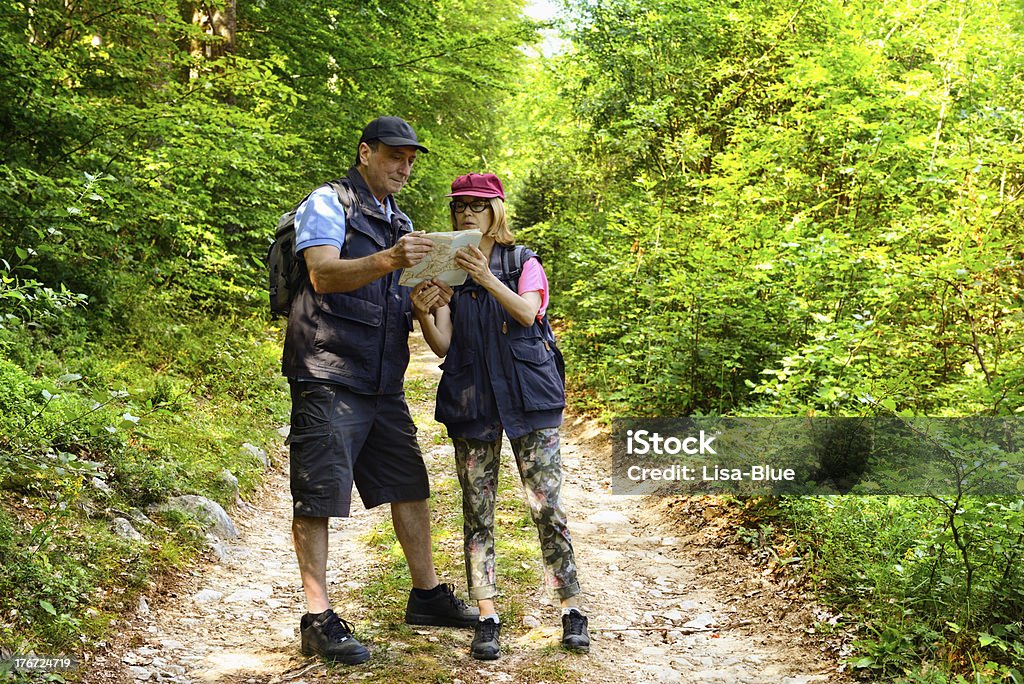 Mature Couple de randonnée dans une forêt - Photo de Adulte d'âge mûr libre de droits