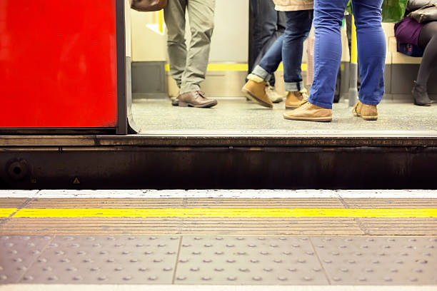 salir - subway station railroad station uk passenger fotografías e imágenes de stock