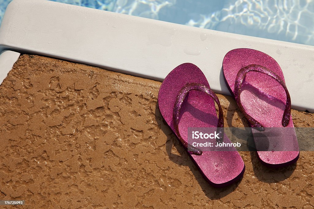 Flip-flop a bordo piscina - Foto stock royalty-free di Acqua stagnante