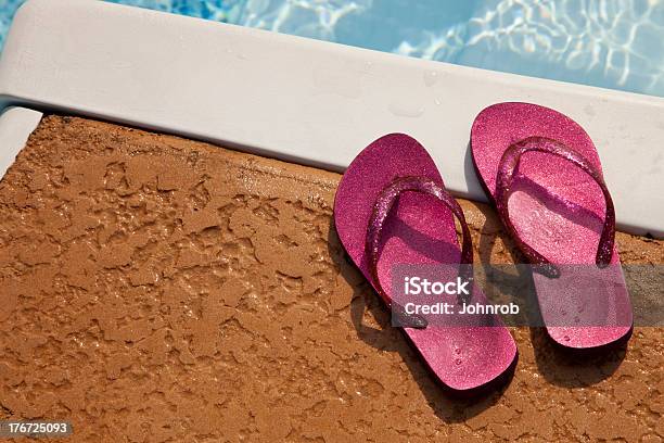 Flipflop A Bordo Piscina - Fotografie stock e altre immagini di Acqua stagnante - Acqua stagnante, Calcestruzzo, Piscina