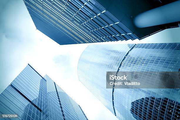 プロスペクティブの眺めをもつモダンなビルの高層ビルのビジネス - オフィスビルのストックフォトや画像を多数ご用意 - オフィスビル, ガラス, ビジネス