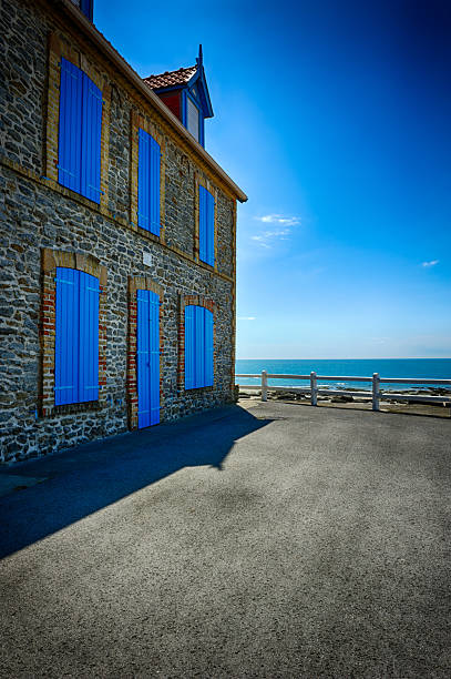 Antiga casa de pedra com Azul shutters - foto de acervo