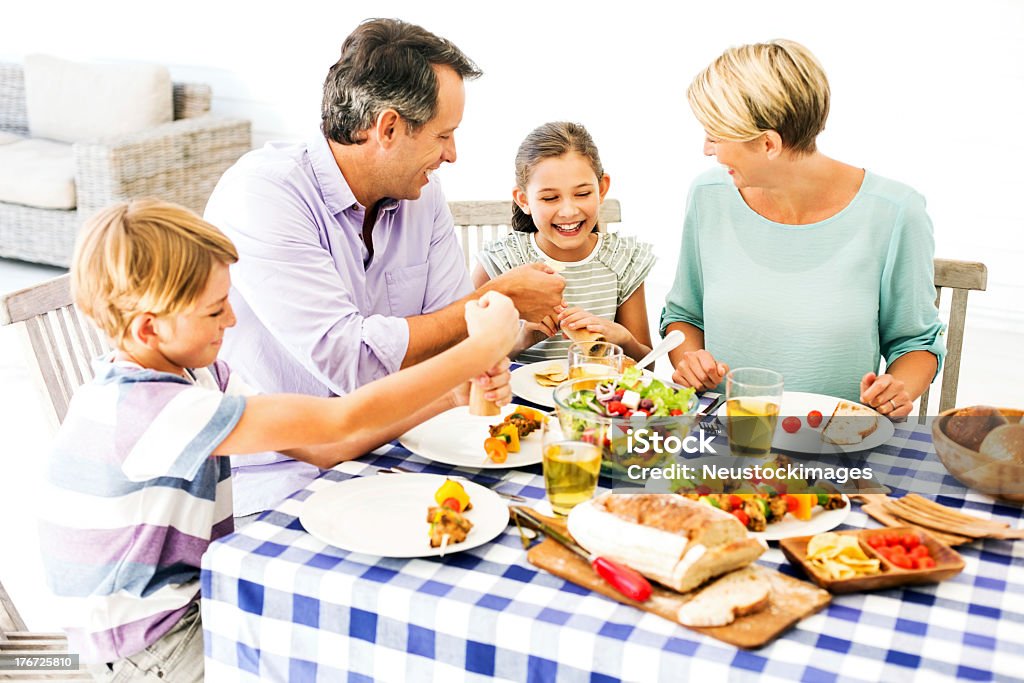 Eltern und Kinder genießen Mahlzeit im Freien - Lizenzfrei 10-11 Jahre Stock-Foto