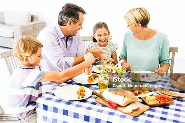 Eltern Und Kinder Genießen Mahlzeit Im Freien Stockfoto und mehr Bilder von 10-11 Jahre - 10-11 Jahre, 30-34 Jahre, 35-39 Jahre