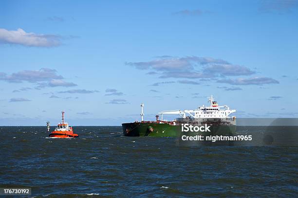 Barco En El Mar Foto de stock y más banco de imágenes de Agua - Agua, Aire libre, Armada