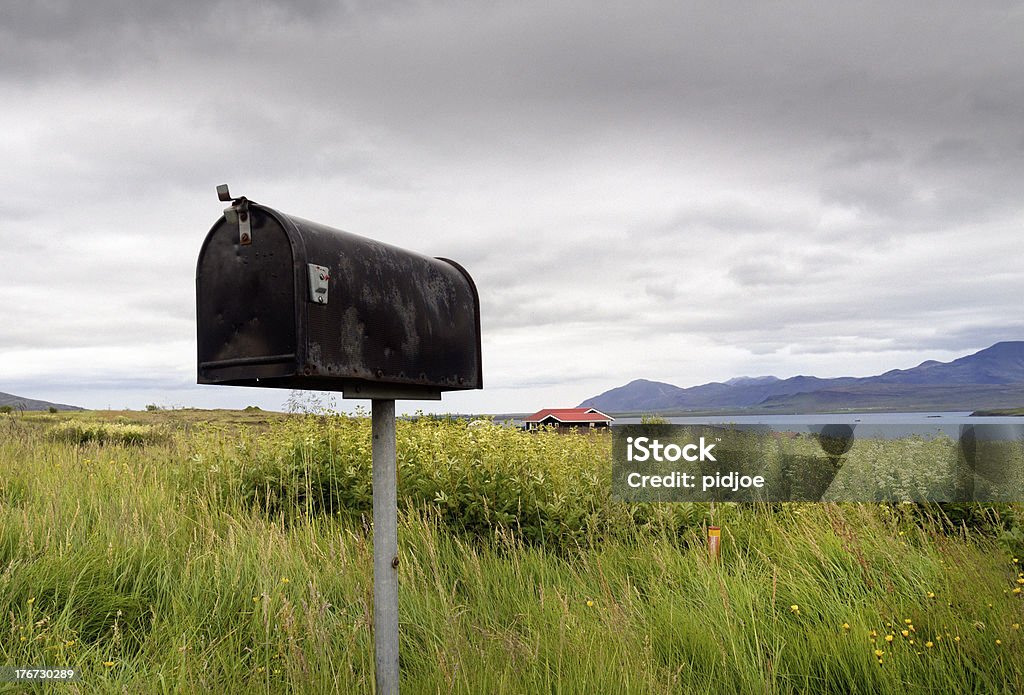 Postbox на Hvalfjörður, Кит Фиорд, в Западной Исландия - Стоковые фото Море роялти-фри