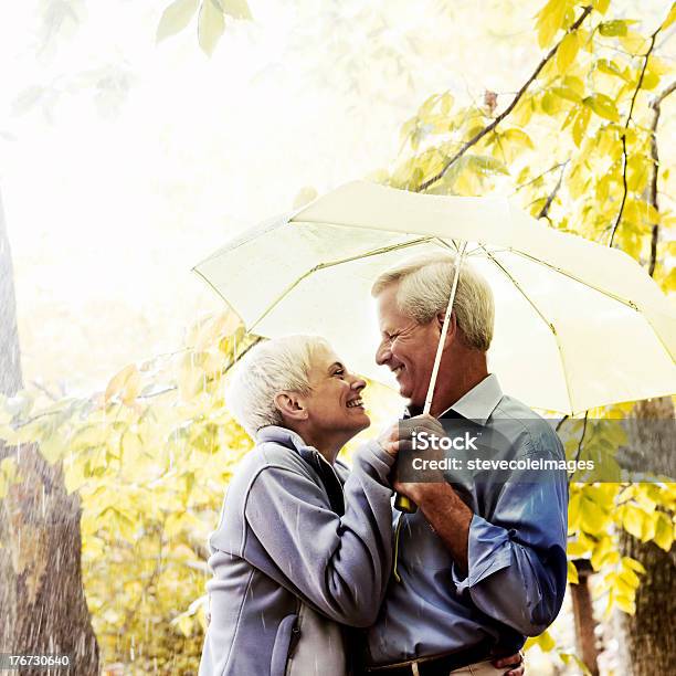 Photo libre de droit de Couple banque d'images et plus d'images libres de droit de Parapluie - Parapluie, Pluie, Tous types de couple