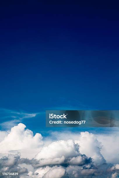 Nubes Foto de stock y más banco de imágenes de Aire libre - Aire libre, Azul, Belleza de la naturaleza