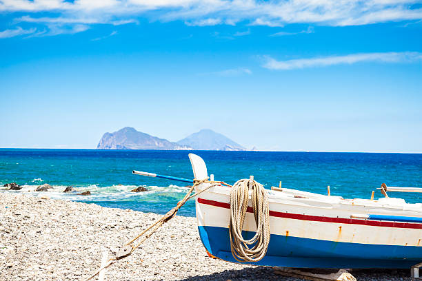 vieux bateau sur la plage (en sicile, en italie) - lipari island photos et images de collection