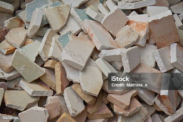 Rotto In Ceramica - Fotografie stock e altre immagini di Gesso - Minerale - Gesso - Minerale, Spazzatura, Ambientazione interna