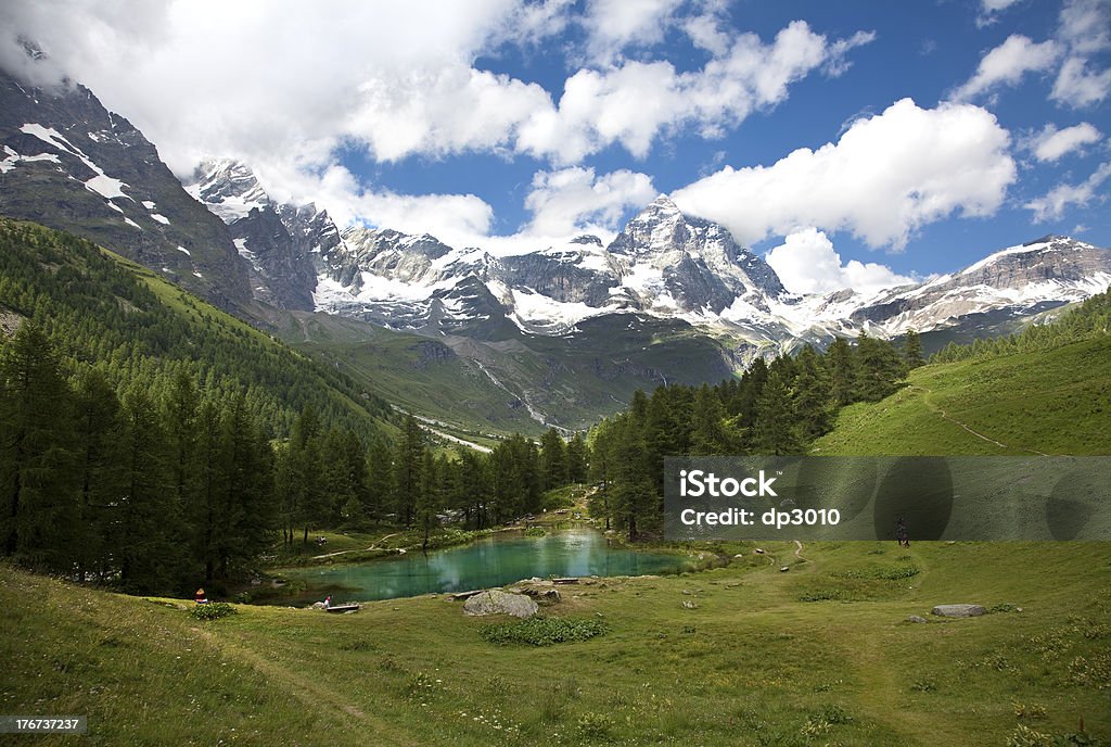 - Cervinia, Valle d'Aosta, Włochy (Jezioro niebieski) - Zbiór zdjęć royalty-free (Alpy)