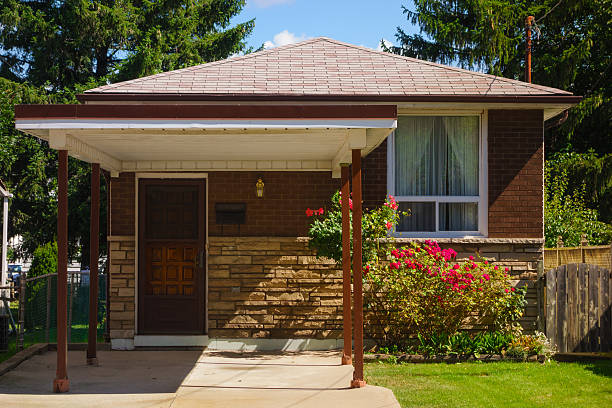 istock House with carport 176737622