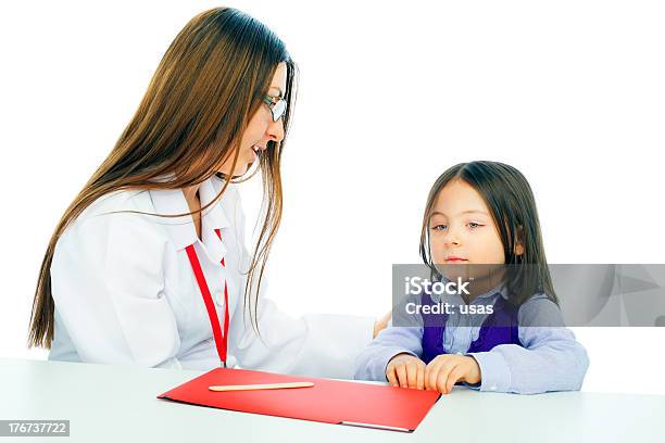 Médico Explica A Rapariga Triste - Fotografias de stock e mais imagens de Criança - Criança, Doutor, Face Humana