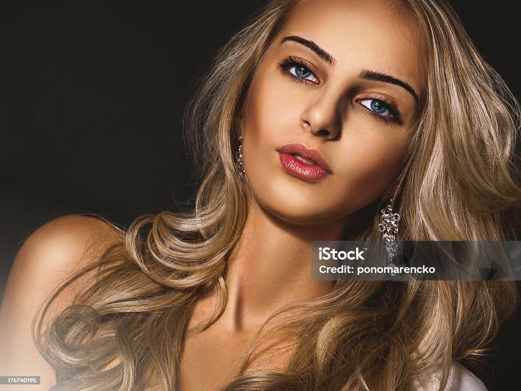 Orizzontale Ritratto di bella donna adulta - Foto stock royalty-free di 20-24 anni