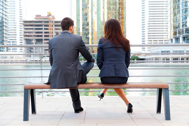 negócios casal sentado no banco - model96 imagens e fotografias de stock