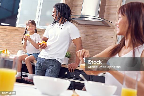 Familia En La Cocina Foto de stock y más banco de imágenes de 30-34 años - 30-34 años, 30-39 años, 6-7 años