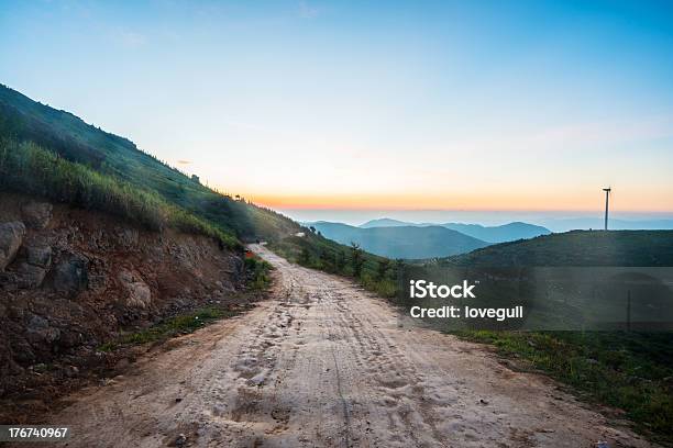 Caminho Através De Montanha - Fotografias de stock e mais imagens de Ao Ar Livre - Ao Ar Livre, China, Estrada