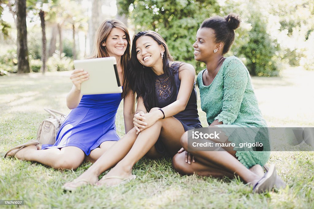 3 つの若い女性のデジタルタブレットを使用して、 - タブレット端末のロイヤリティフリーストックフォト