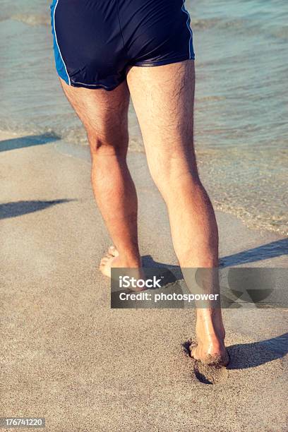 Foto de Corrida Na Praia e mais fotos de stock de Adulto - Adulto, Adulto de idade mediana, Areia