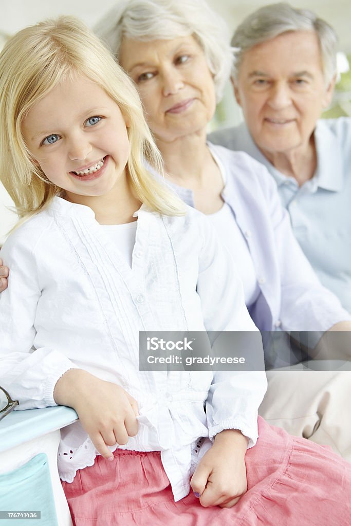 Trascorrere il pomeriggio con i suoi nonni - Foto stock royalty-free di Divano